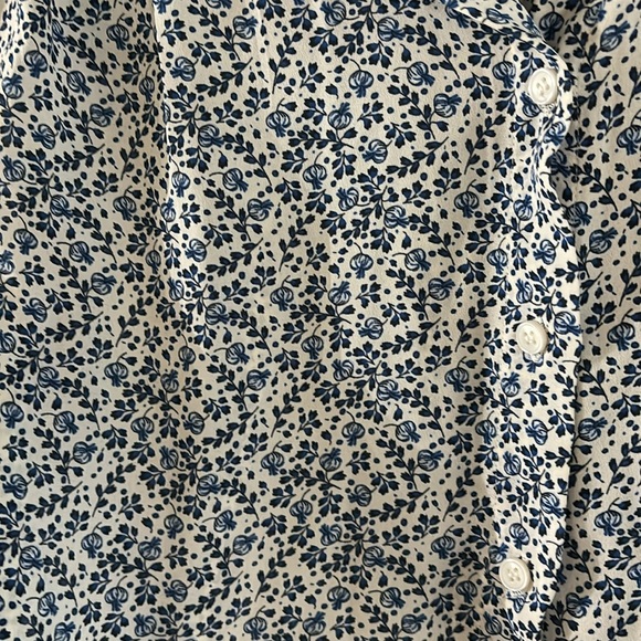 ✨2/$25✨ Floaty & Light Floral Blouse - Picture 3 of 5